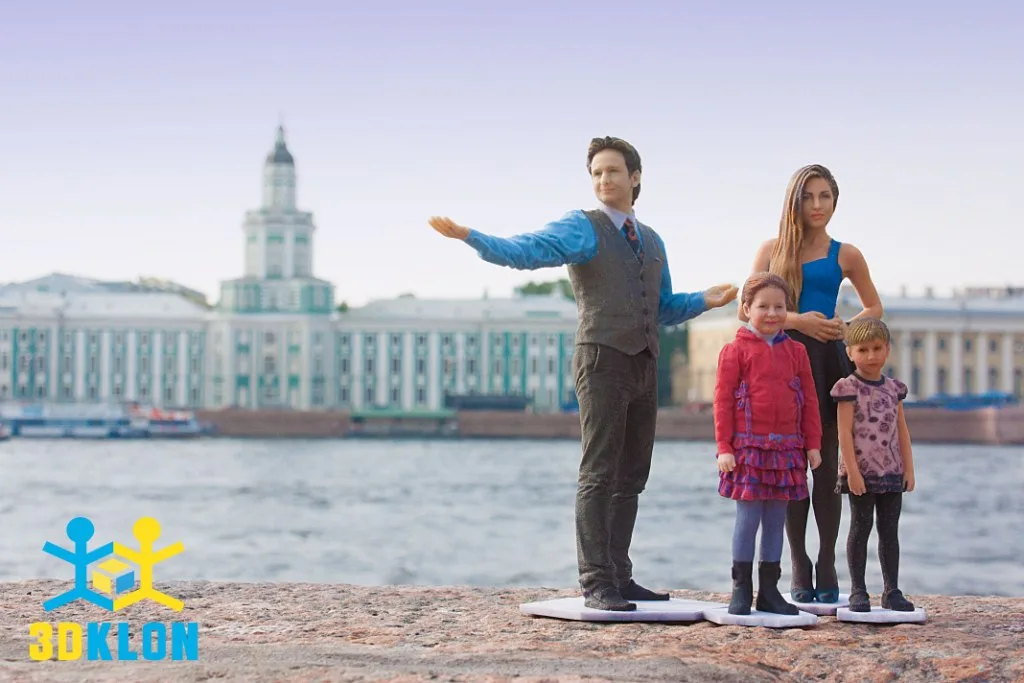 Комплект 3D-фигурок семьи из четырех человек на набережной у воды