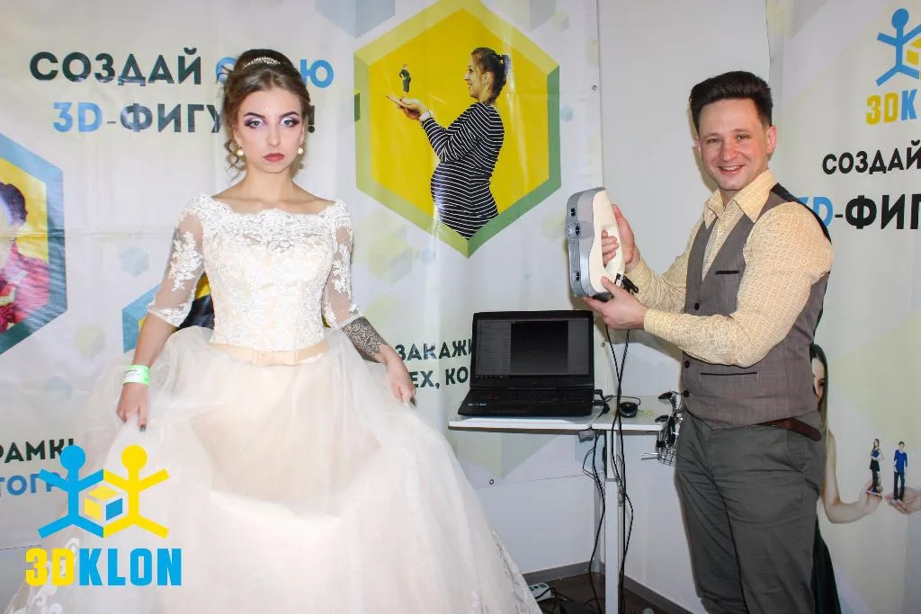 3D-сканирование девушки в пышном свадебном платье ручным 3D-сканером в студии