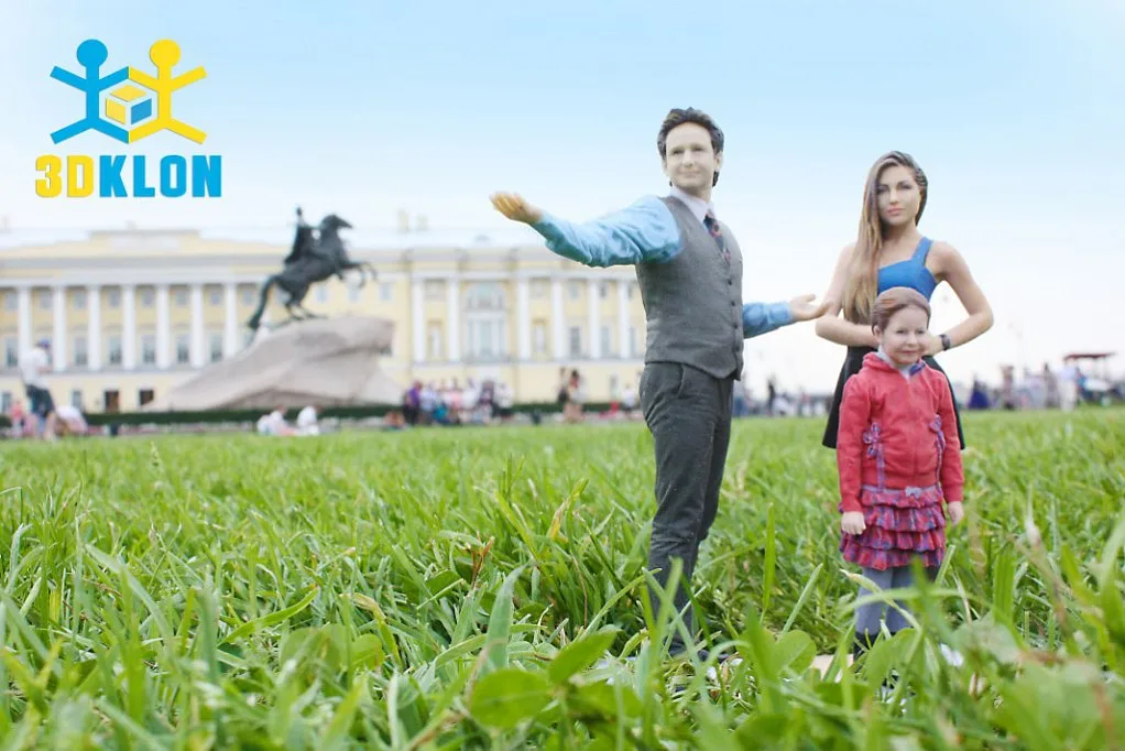 3D-фигурки семьи из трех человек на траве на фоне памятника Медный всадник