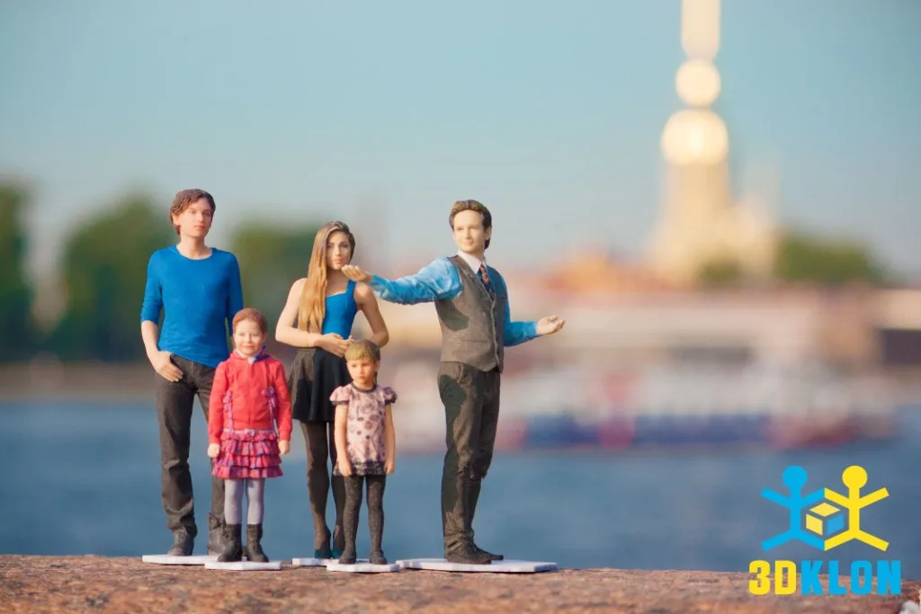 Миниатюрные 3D-фигурки семьи из пяти человек на набережной у воды