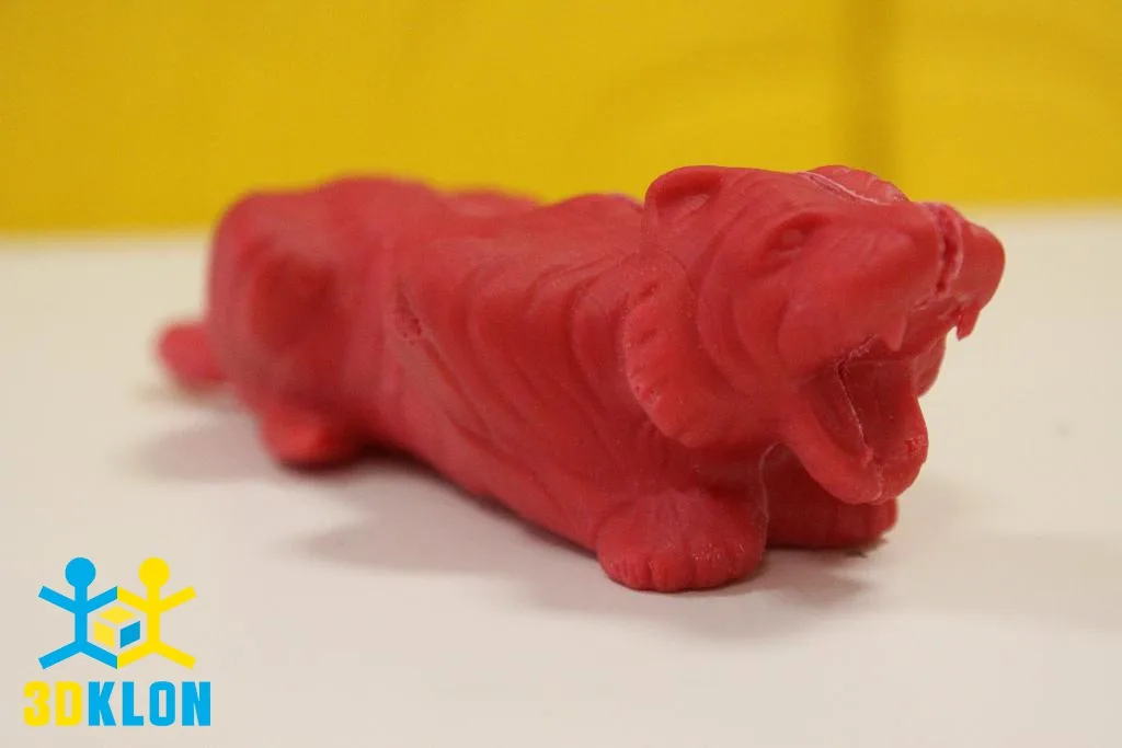 Красная полимерная 3D-фигурка рычащего тигра крупным планом