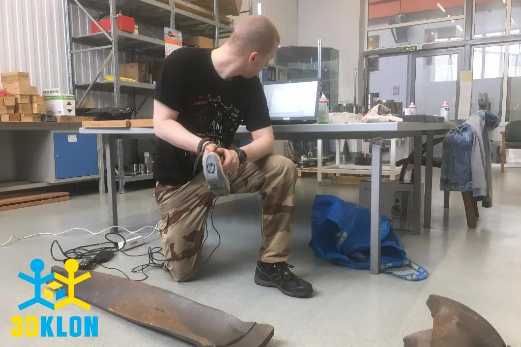 Процесс ручного 3D-сканирования крупной металлической детали в мастерской